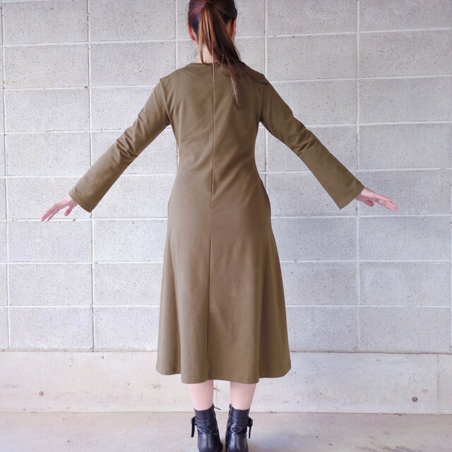 【UNIQLO コットンブレンドフレアワンピース（長袖）】バックスタイルもセンターラインですっきり見え