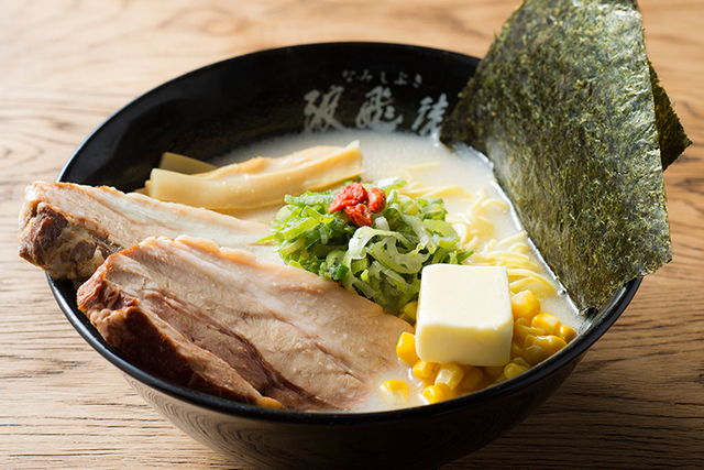 〈波⾶沫〉バターコーンらーめん