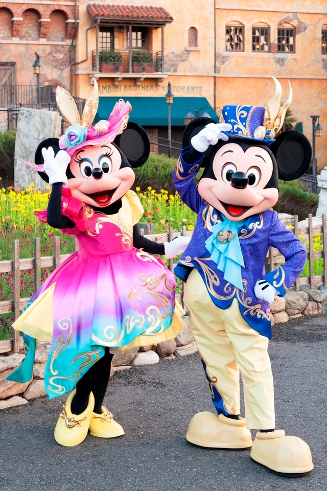 2017年「ファッショナブル・イースター」のコスチュームを着たミッキーマウスとミニーマウス