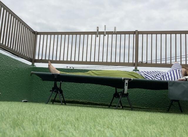 【ワークマン 燃え広がりにくいアルミコット】風が強い日にはペグダウンもできる