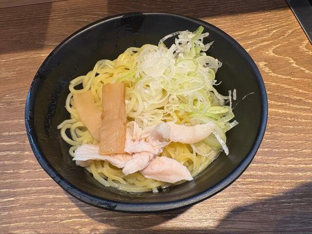 【くし葉 食べ放題】茹でた中華麺に鶏白湯スープを注げば、まろやかラーメンの完成◎旨みたっぷりでほっとする一杯に♪