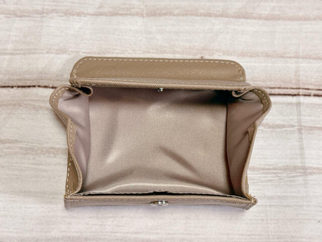 フロントのフラップを開くとコイン入れが登場