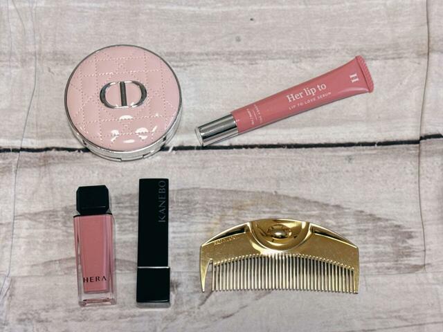 コンパクトサイズながら、クッションファンデ、コーム、リップ3本が収納できるなど、見た目以上の収納力！