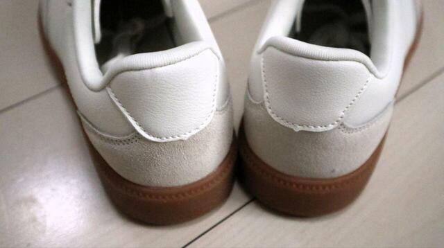 【無印良品 柔らかい中敷を使用したコンビネーションスニーカー】後ろから見ても、異素材コンビであることがよく分かるつくりです