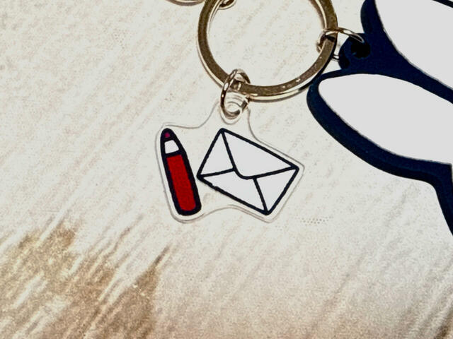 お手紙&鉛筆のアクリルチャームが郵便局らしいデザイン