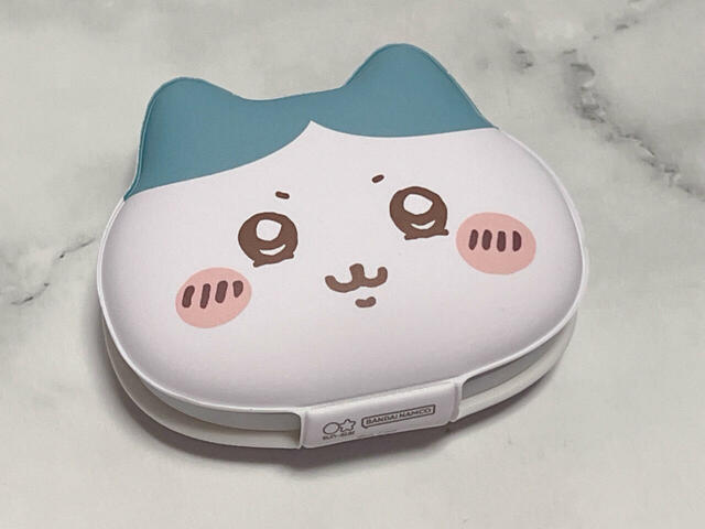 お顔のダイカットケースに付箋が入っている仕様