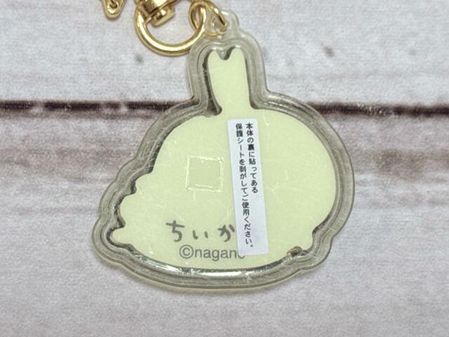 背面には保護シート付き。剥がして使いましょう