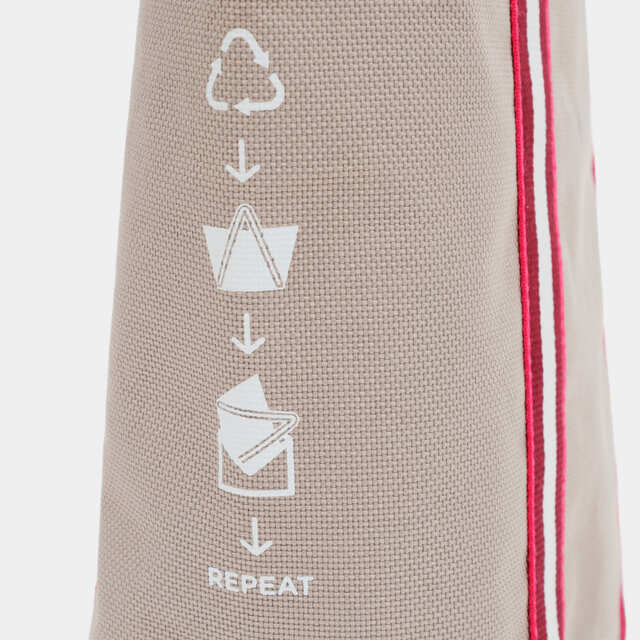 【アニヤ・ハインドマーチ×成城石井】素材に100％リサイクルされたプラスチックを採用。使用後には同ブランドが回収・リサイクルする仕組みも。