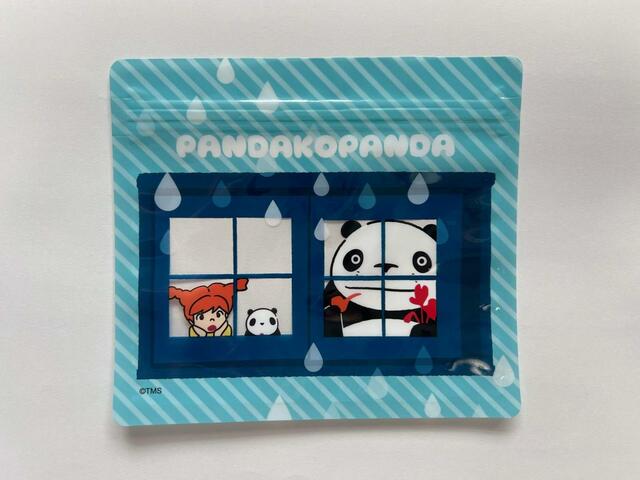 雨が降っている様子をお家の窓から眺めているパパンダたち