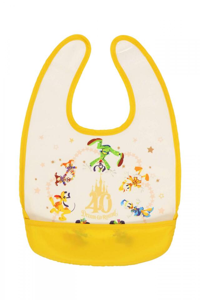 スタイ 2,500円｜サイズ：（広げたサイズ）縦約36×横約25cm｜東京ディズニーリゾート40周年“ドリームゴーラウンド”スペシャルグッズ｜発売日：2023年4月10日（月）｜販売店舗：東京ディズニーランド「グランドエンポーリアム」、東京ディズニーシー「エンポーリオ」