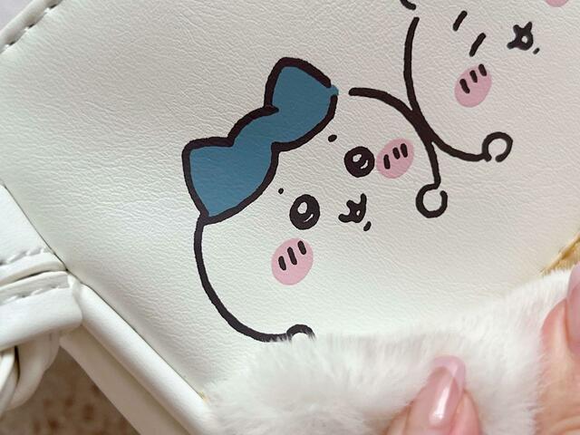 ちいかわのことを微笑みながら見つめるハチワレ。かわいすぎます…！【GU（ジーユー）ショルダーポーチ Chiikawa】