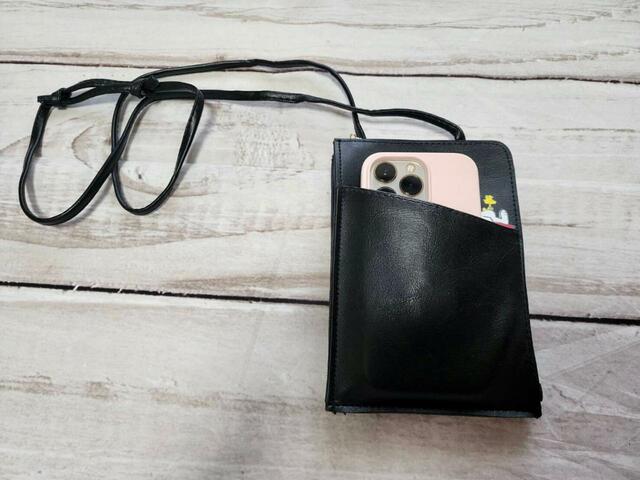 スリムなフォルムなので、あまりものをたくさん入れない方がスッキリ持てます【GLOW 2023年11月号増刊】付録「SNOOPYスヌーピーカードケース付きレザー調スマホポシェット」