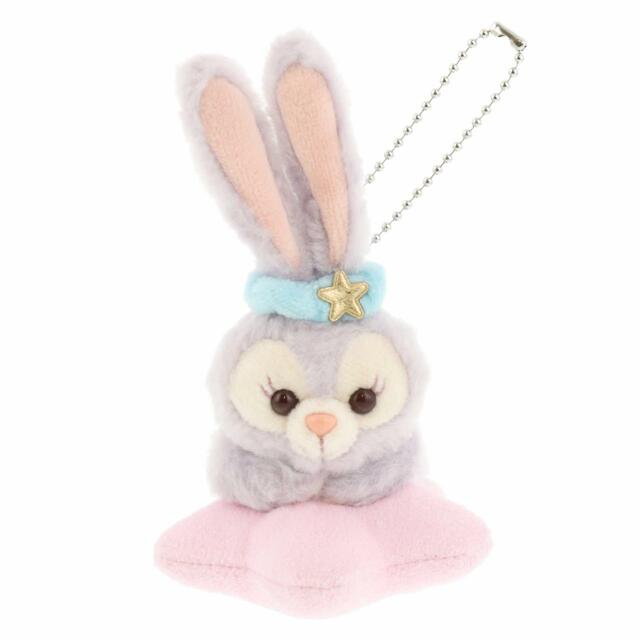 ぬいぐるみバッジ 2,200円｜サイズ：高さ約11cm｜「ダッフィー＆フレンズのサマーナイト・メロディー」スペシャルグッズ｜東京ディズニーリゾート40周年“ドリームゴーラウンド”｜発売日：2023年7月3日（月）｜販売店舗：東京ディズニーシー「マクダックス・デパートメントストア」