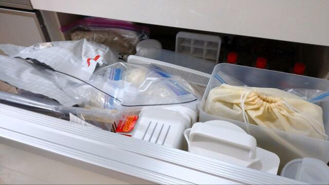 【山崎実業 tower 伸縮キッチン引き出し中ラック ワイド】米袋を前向きに置けるので、お米ストッカーに補充するときもラクラクです!