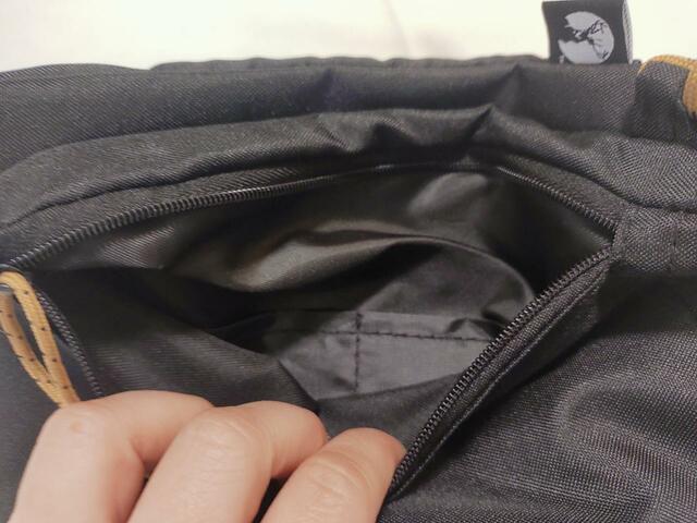 背面ポケットには、カードが２枚入るポケットつき