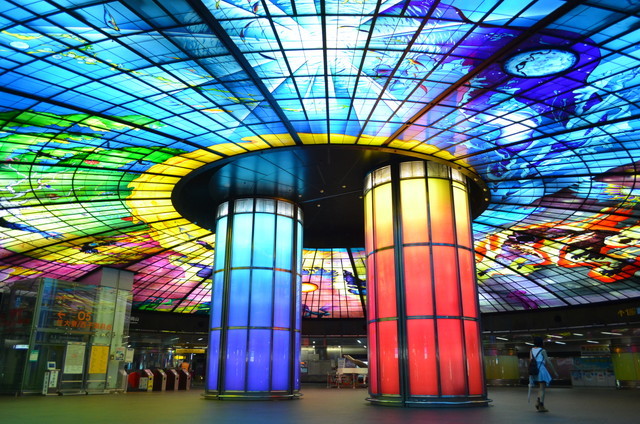 いまや高雄のアイコンのひとつになった美麗島駅。『圓環肉燥飯』はこの真上にある