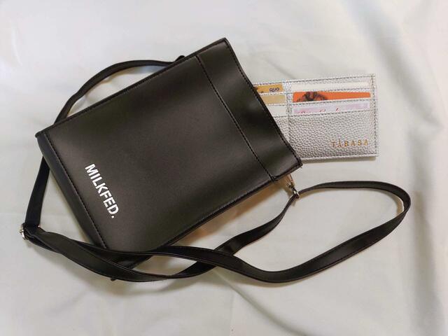 小さいバッグにも、ラクラク入れることができる♪【素敵なあの人】2023年8月号：付録「TABASA（タバサ）レザー調超スリム財布」価格：1340円（税込）