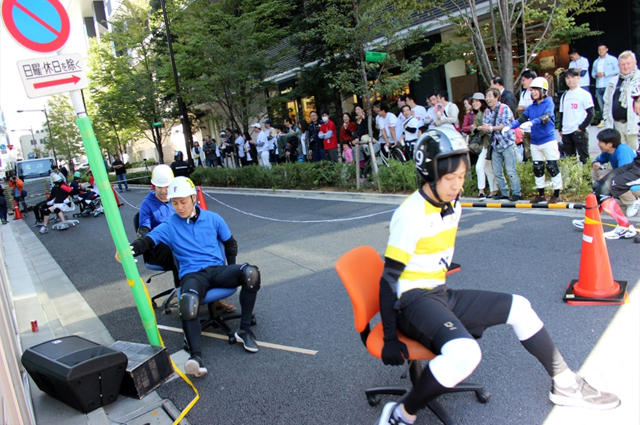 いす同士の熾烈な戦い! 「いす-1」グランプリの模様