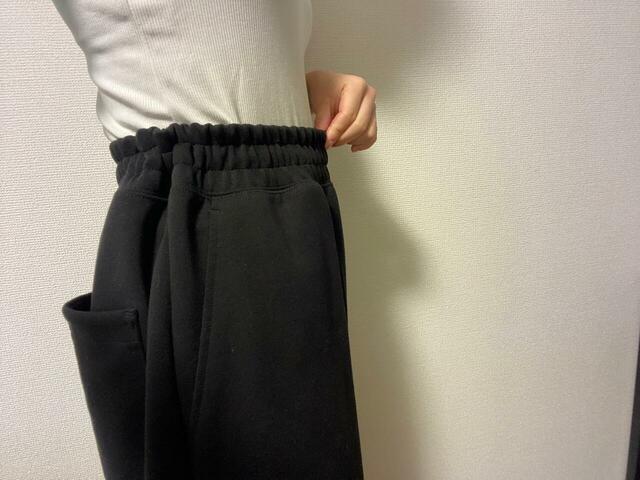 【ユニクロC スウェットワイドパンツ】身長163cm・Mサイズ着用。腰紐で絞ってギャザーをサイドに寄せるときれいに穿けます◎