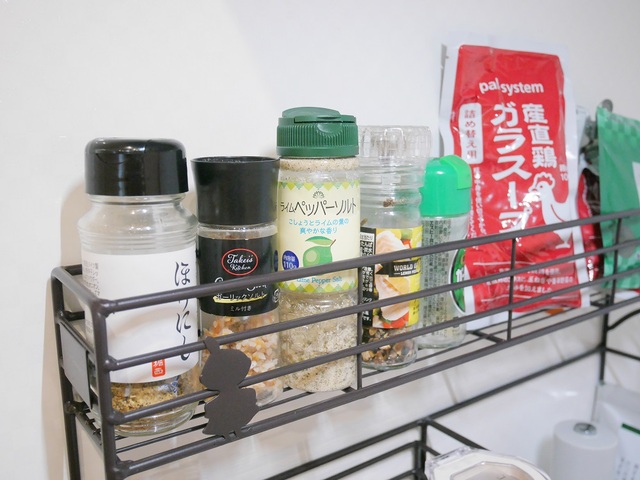 【ベルメゾン　コンロサイドラック 『ムーミン』】＜AFTER・使用後＞引き出しの奥で取り出しにくかった調味料がサッと使えるように！