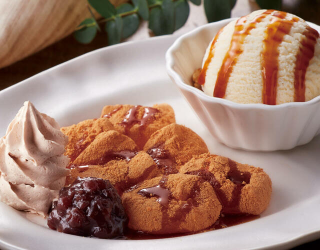 「あったかわらび餅とバニラアイスの黒蜜がけ」<価格:499円(税込548円)>【【ジョイフル】秋冬グランドメニューに「国産紅ずわいがに」使用のクリームコロッケや宮崎名物「チキン南蛮」が仲間入り!】