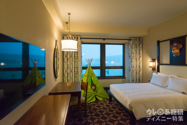 「ディズニー・エクスプローラーズ・ロッジ」シービュー・ルーム ※「ジュニア・エクスプローラー」客室デコレーションパッケージは追加料金 ｜香港ディズニーランド・リゾート
