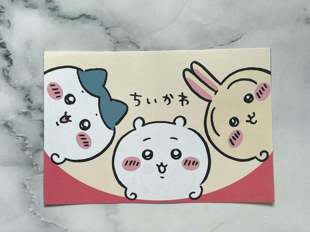 ポストカード1。ひょこっとお顔を覗かせているちいかわたちがキュート