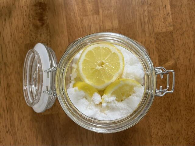 【のんあるレモン 作り方】砂糖とレモンを交互に積み重ねます