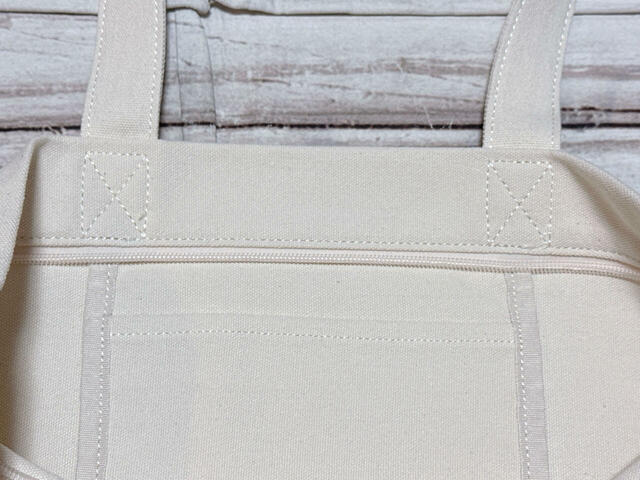 内側には小物の整理に便利なミニポケットつき