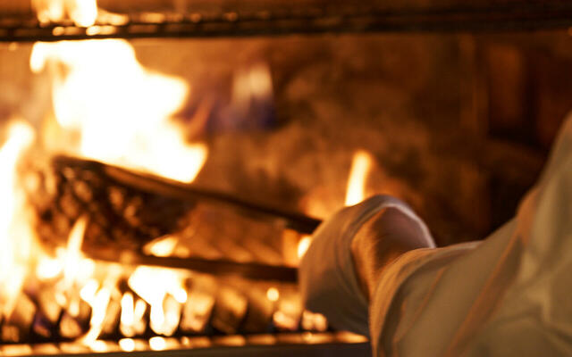 「炎と向き合いながら食材を焼き上げる武藏窯」<期間:2026年7月1日~8月31日>【「牛ロースのグリル」や「国産豚ロースのグリル」など、焼きたてグリル料理が食べ放題!さらにディナー限定で“うな丼&ひつまぶし”が登場!】