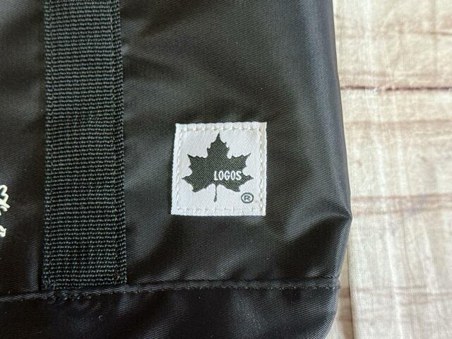 正面右側にはLOGOSのブランドタグ付き！