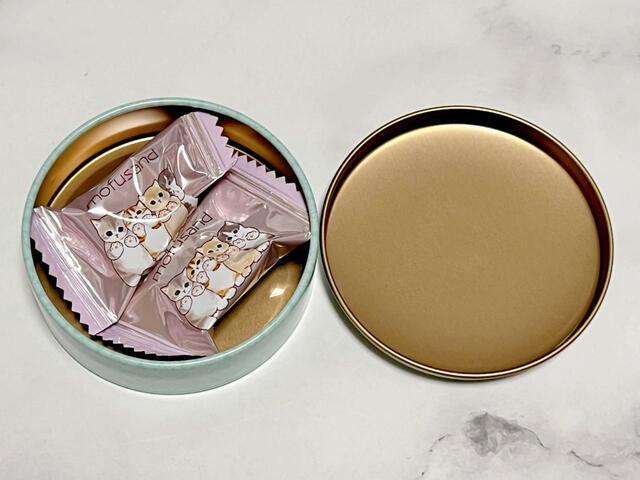 中にはキャンディーが2つ入っています