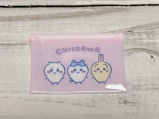 【ちいかわ DAISO限定デザイン】「フラットポーチ（S）ちいかわ」前後で異なるデザインを楽しめるのもうれしいポイント！