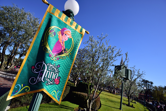 プラザに飾り付けられているアナのバナー ©Disney