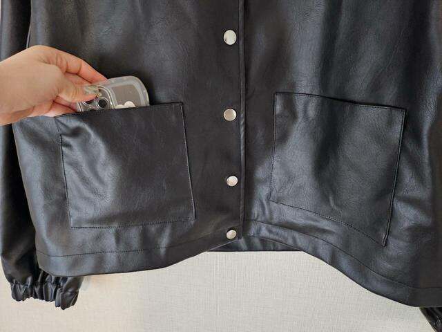 【coca　フェイクレザーノーカラージャケット】両サイドにポケット付き。スマホや小さめの小銭入れなどが入る大きさです