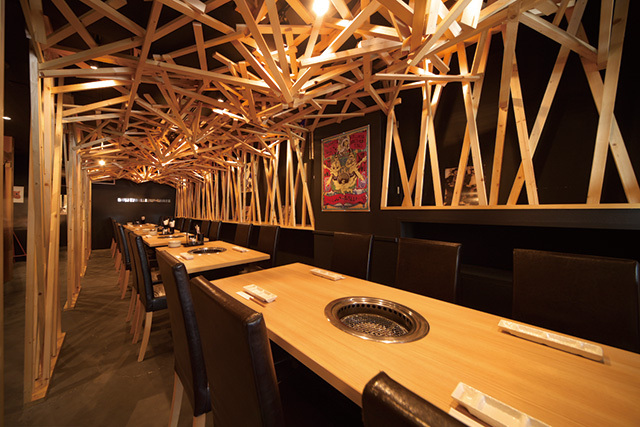 情熱焼肉 Fighting Man　内観　無煙ロースターなので、肉を焼いた際の煙もそれほど気にならない。テーブル席のほかに、デートや接待でも使える半個室も用意している