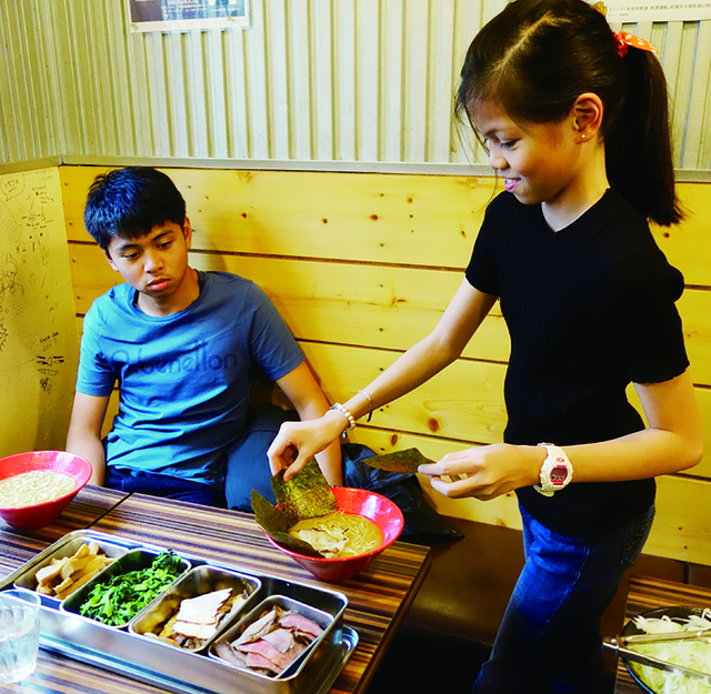 ラーメン体験のプロセス2：トッピング／盛り付けを美しく見せるのも重要な作業だ。