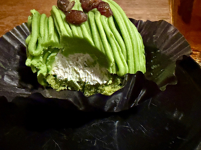 【コメダ珈琲店　抹茶の雫】食べ進めると白いクリームとのコントラストも楽しめます