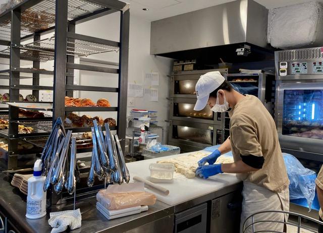 オープンキッチンなのでパンを作っているところを見られる／パーカーハウスバターロール