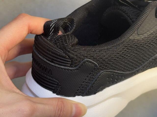 【ワークマン　アスレシューズエピオン】かかとの部分が柔らかく、脱ぎ履きしやすいのも嬉しいポイント！