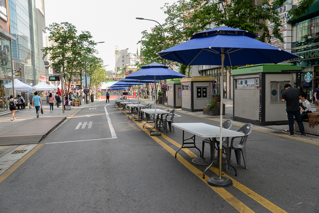 写真集などを頒布する、コスプレイヤーのブース