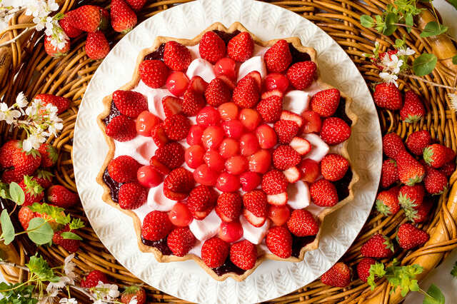 【キル フェ ボン「結晶型 “ル ガール”クリームチーズムースのタルト ～桜風味～」】桜風味の“ルガール”クリームチーズムースを使ったタルト