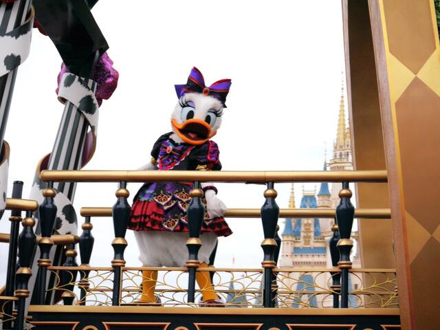 東京ディズニーランド「ザ・ヴィランズ・ハロウィーン“Into the Frenzy”」の模様:東京ディズニーリゾートのハロウィーン Ⓒ Disney