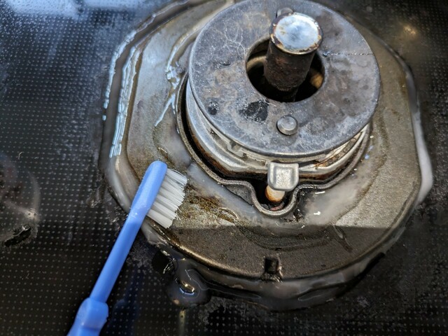 【こげとりぱっとビカ 万能タイプ】ガステーブルの五徳周りにも薄く塗布します