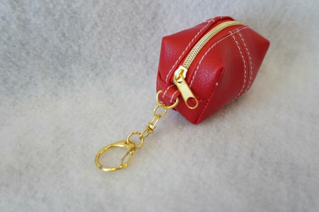 ゴールドの金具で高級感がある【ダイソー 折り畳みエコバッグ】