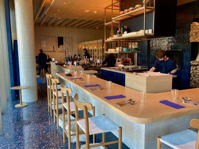 カウンター席とテーブル席の用意もある