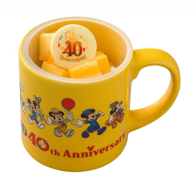チーズケーキ・マンゴープリン、スーベニアカップ付き 950円｜東京ディズニーリゾート40周年“ドリームゴーラウンド”「MEMORY-GO-ROUND」スーベニア付きメニュー｜発売日：2023年6月13日（月）
