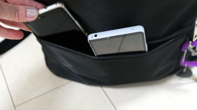 【Honeys 多収納スクエアリュック】表面の深型ポケットにはスマホ2台とイヤホンが入り、もう1台分くらい余裕がありました◎     
