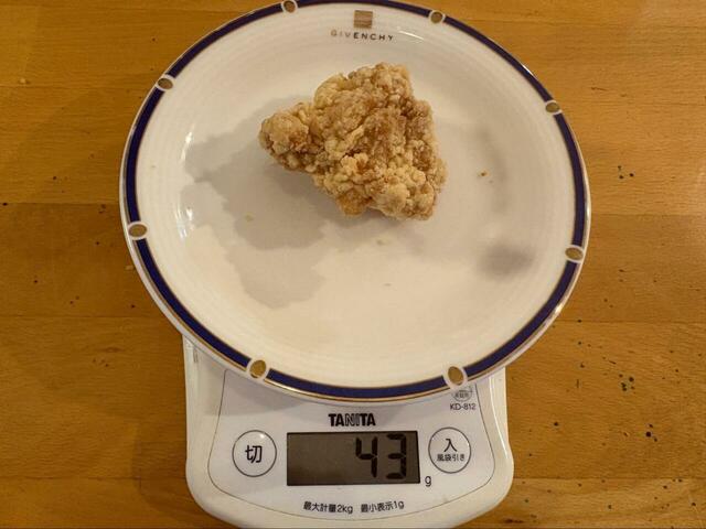 【ロピア からあげの山 塩】 1個あたり43gの食べやすいサイズ！900gで約26個換算、お弁当にちょうど1〜2個入れるのに便利◎