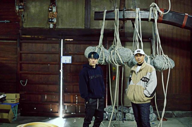 「5013橘」の造りに参加した中務裕太(左)